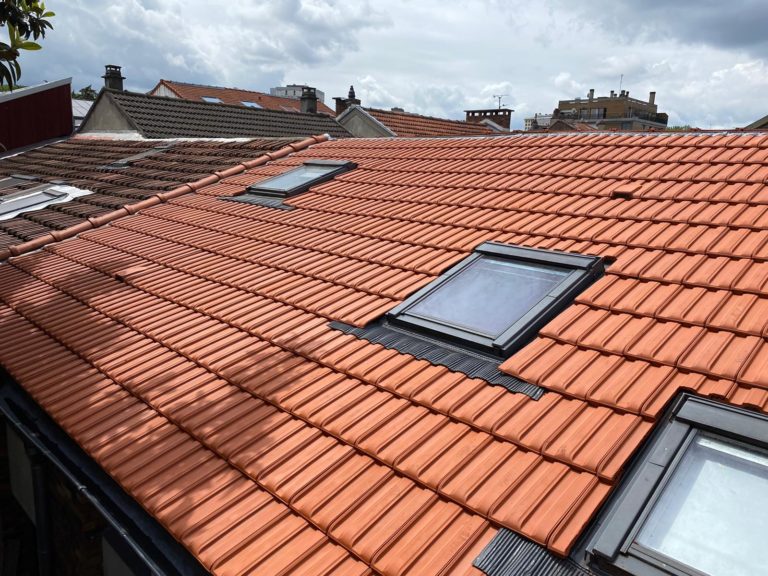Toiture rénovée avec tuiles neuves et fenêtres de toit sur une maison de Deuil-la-Barre, commune limitrophe de Montmagny